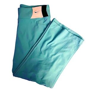 Nike Dri-Fit Workout Pants Size Medium (8-10)
